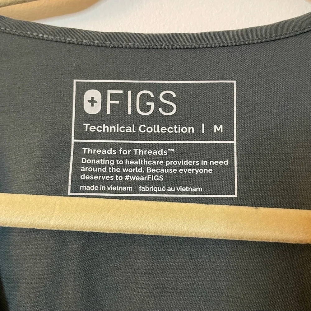 FIGS Scrub Top Green Medium - Picture 4 of 4